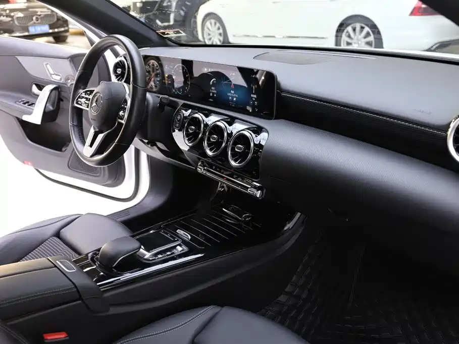 Mercedes-Benz A-Class (Import) 2019 A 200 Fashion Version фото 16