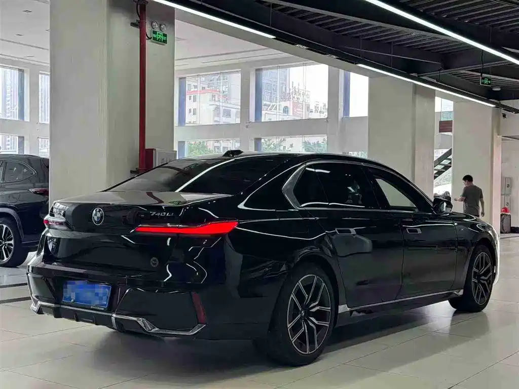 BMW 7 Series 2023 Model 735Li M Sport Package фото 3