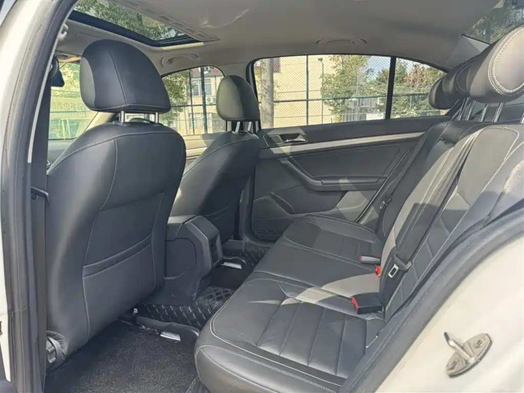 Volkswagen Lavida 2017 1.6L Automatic Comfort Edition фото 16