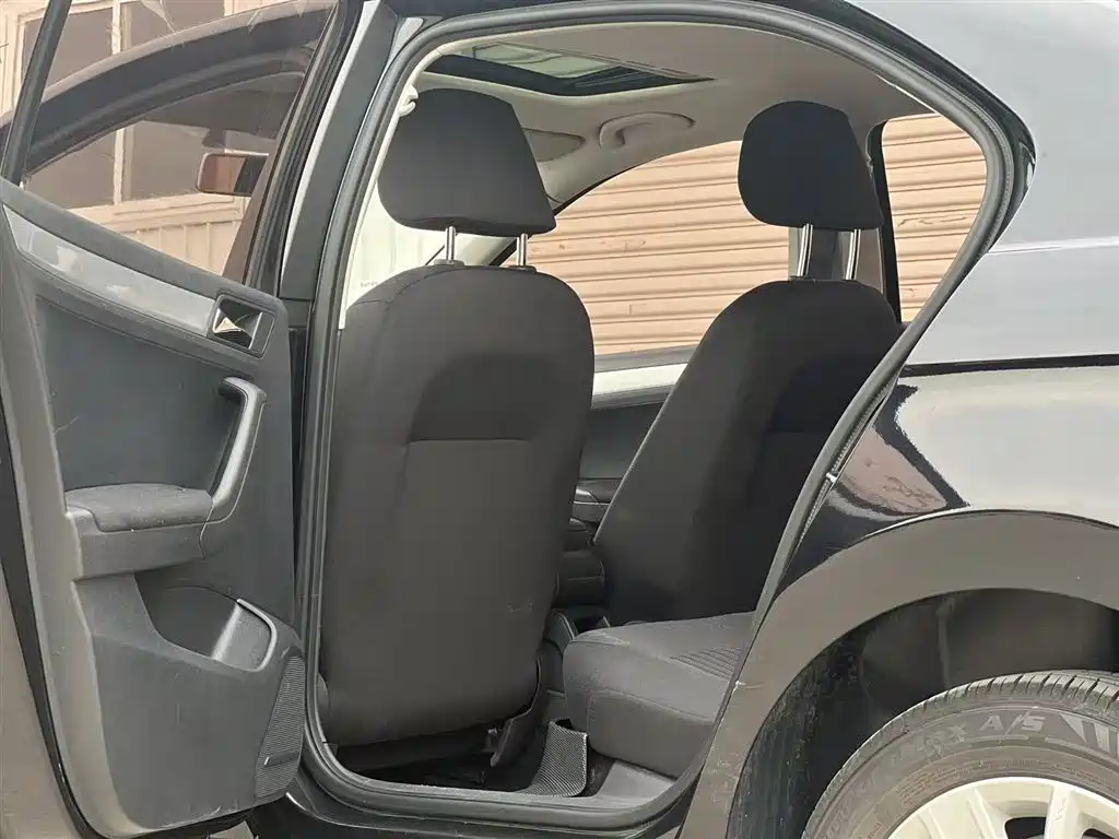 Volkswagen Jetta 2013 1.6L Automatic Comfort фото 8