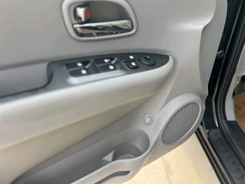 Kia Carens 2011 2.0L 7-Seater Automatic Standard фото 9