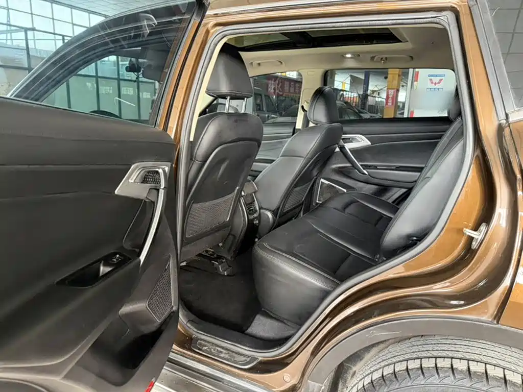 Фото 14 - Geely Atlas