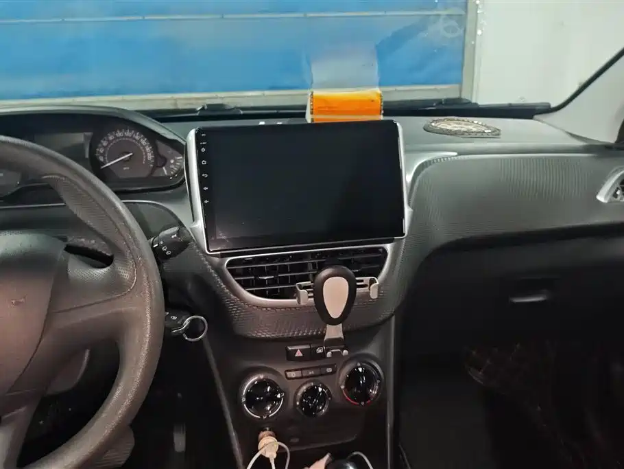 Peugeot 2008 2014 1.6L Automatic Trend Edition фото 13