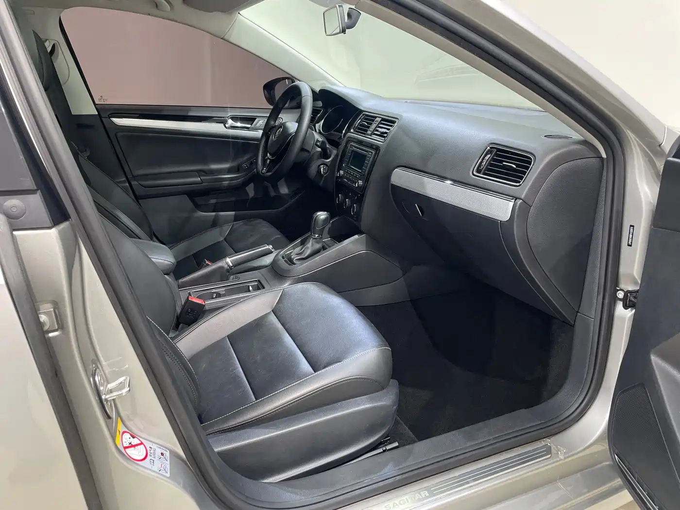 Volkswagen Sagitar 2015 1.6L Automatic Comfort фото 18