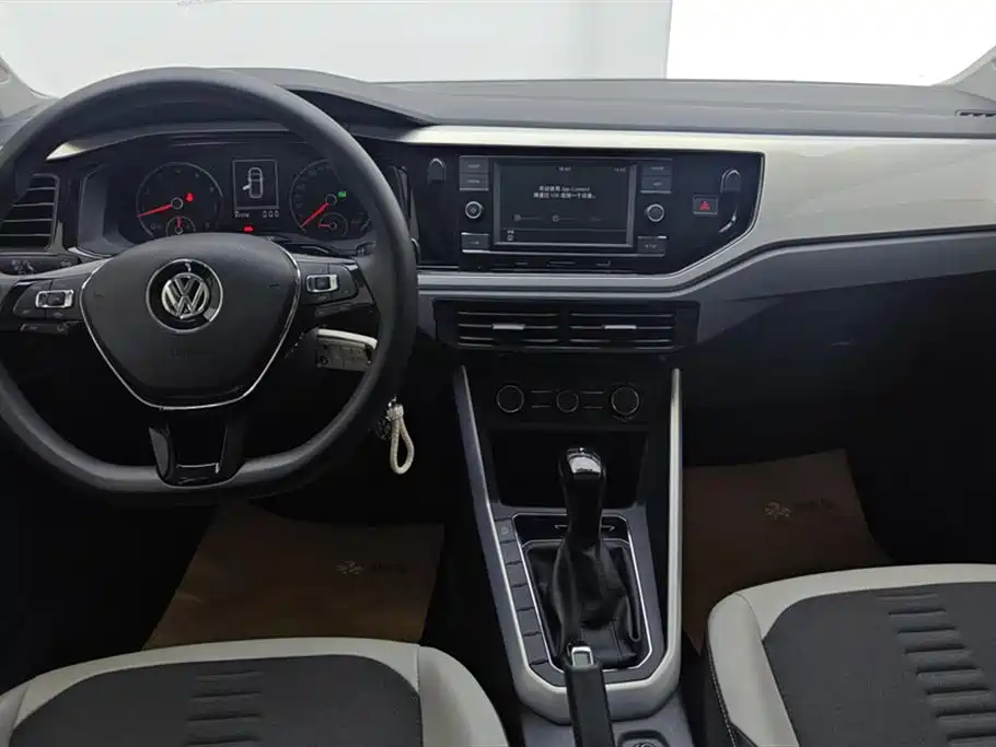 VOLKSWAGEN POLO