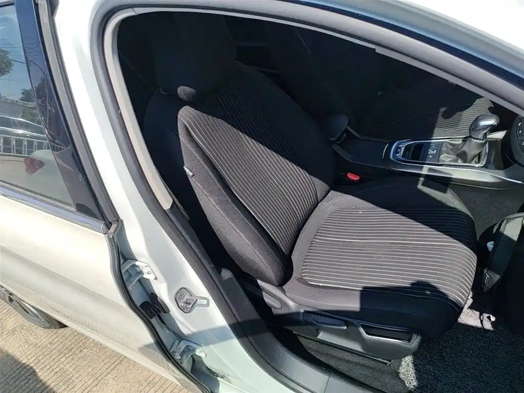 Peugeot 408 2015 Model 1.2T Automatic Luxury Edition фото 25