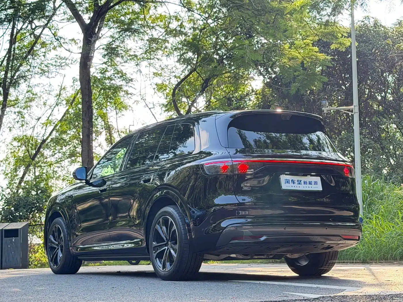 AITO Wenjie AITO M8 2025 Model Extended Range Max+ Edition 53.4kWh 6-Seater фото 3