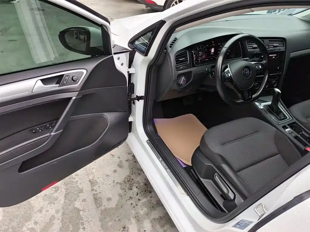 Volkswagen Golf 2020 Beloved Edition 280TSI DSG Comfort фото 12