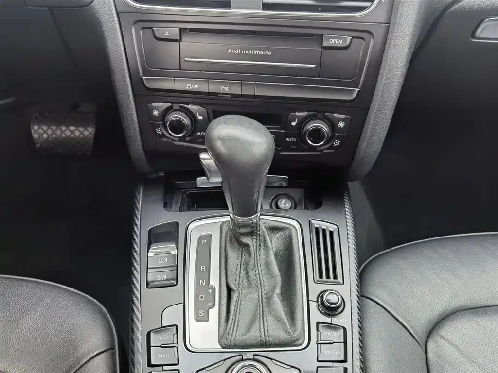 Audi A4L 2010 2.0 TFSI Technology фото 13
