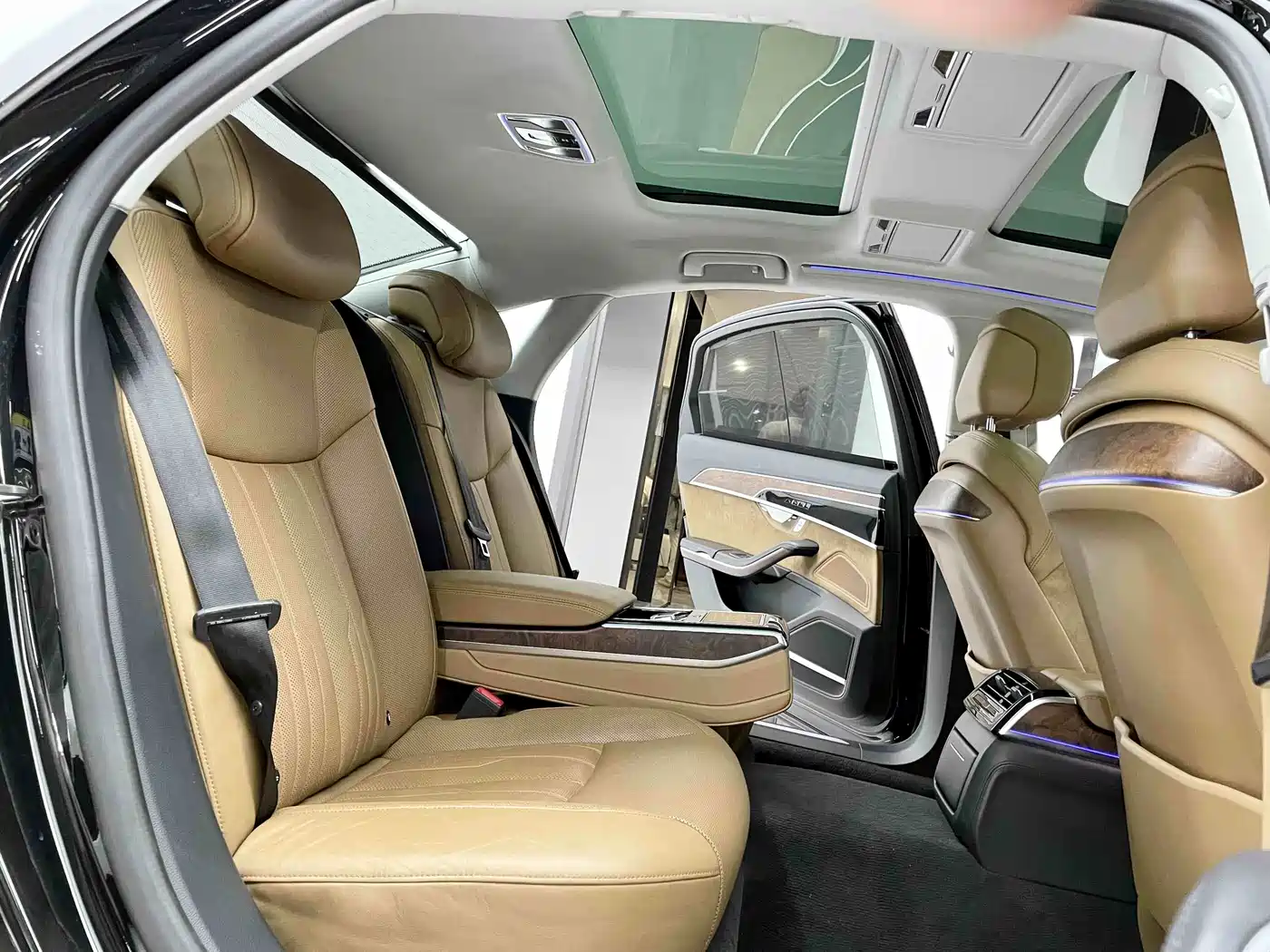 Photo 6 - Audi A8