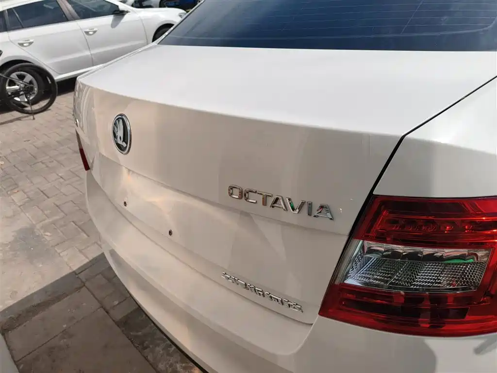 Škoda Octavia 2017 Classic 1.6L Manual Comfort фото 4