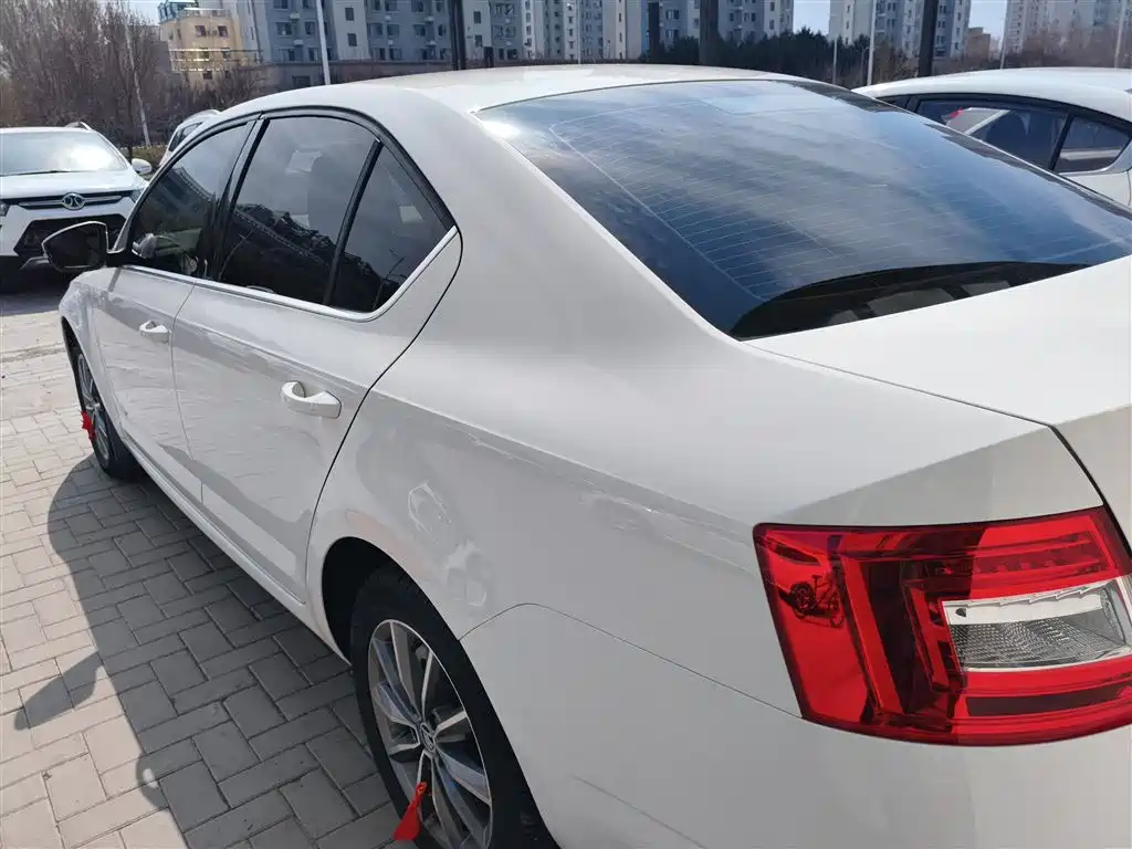 Škoda Octavia 2017 Classic 1.6L Manual Comfort фото 23