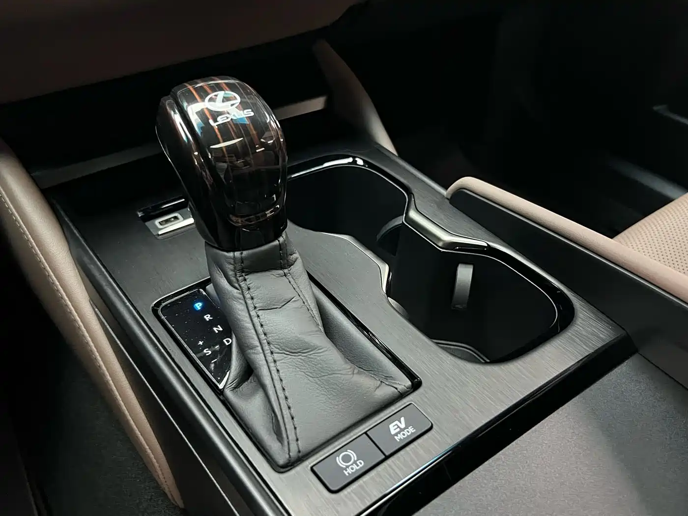 Lexus ES 2025 300h Ultimate Edition фото 15