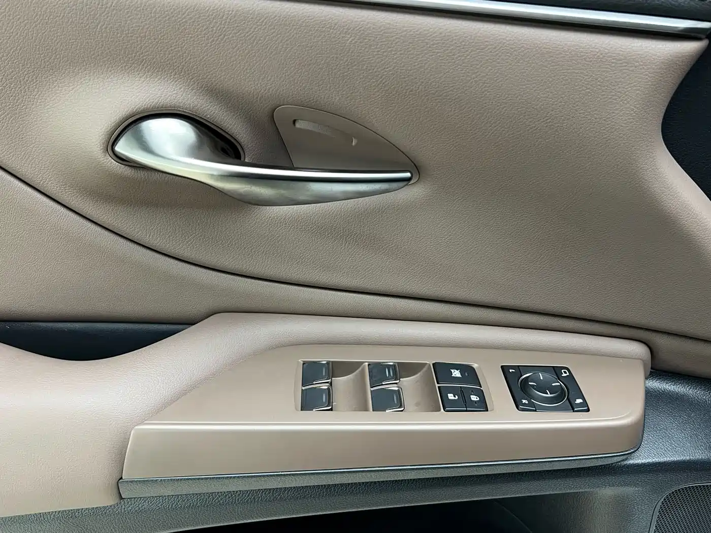 Lexus ES 2025 300h Ultimate Edition фото 19