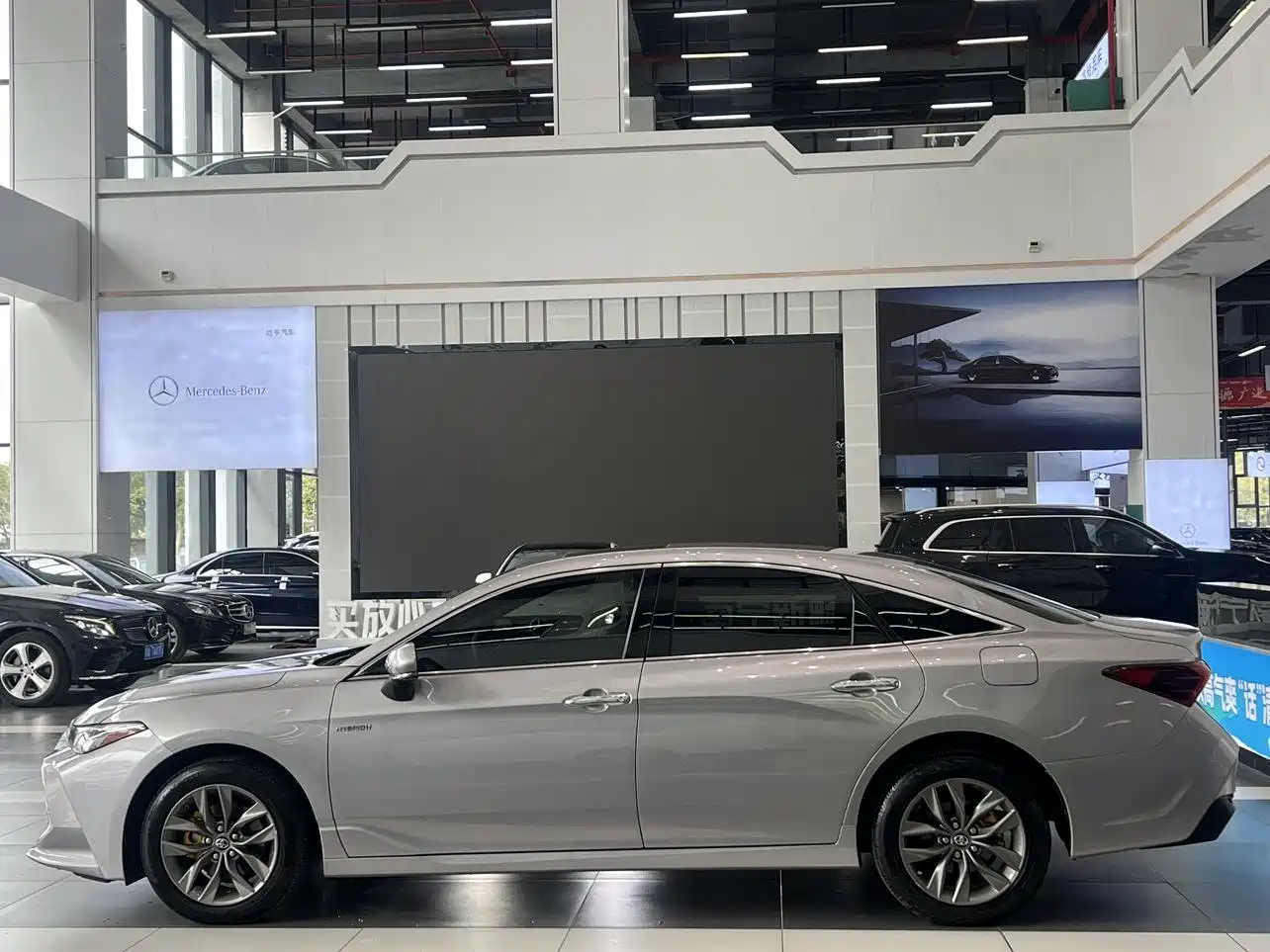Toyota Avalon 2019 Hybrid 2.5L Luxury Edition China VI фото 4