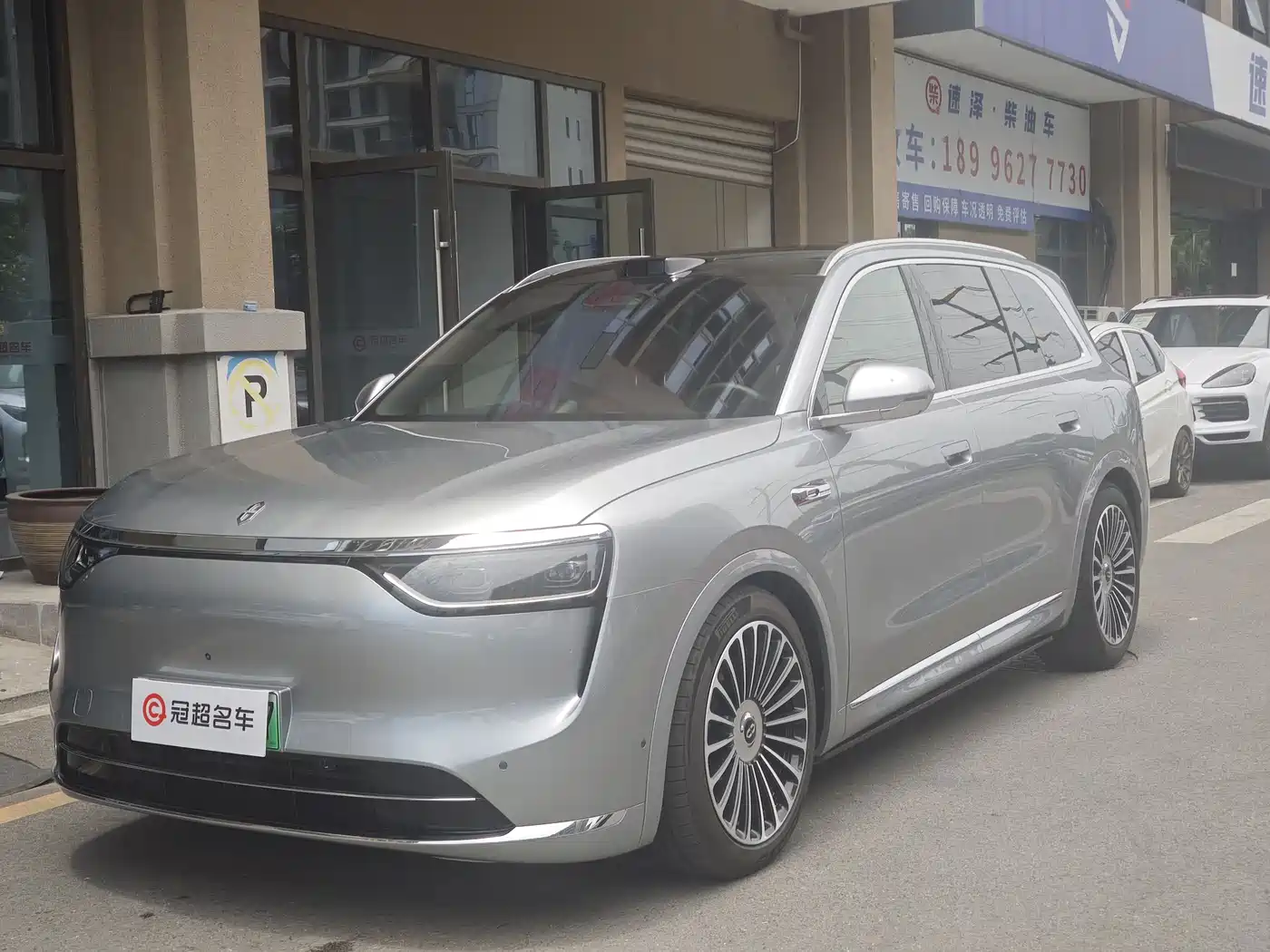 AITO Wenjie AITO M8 2025 Extended Range Ultra 53.4kWh 6-Seater фото 3