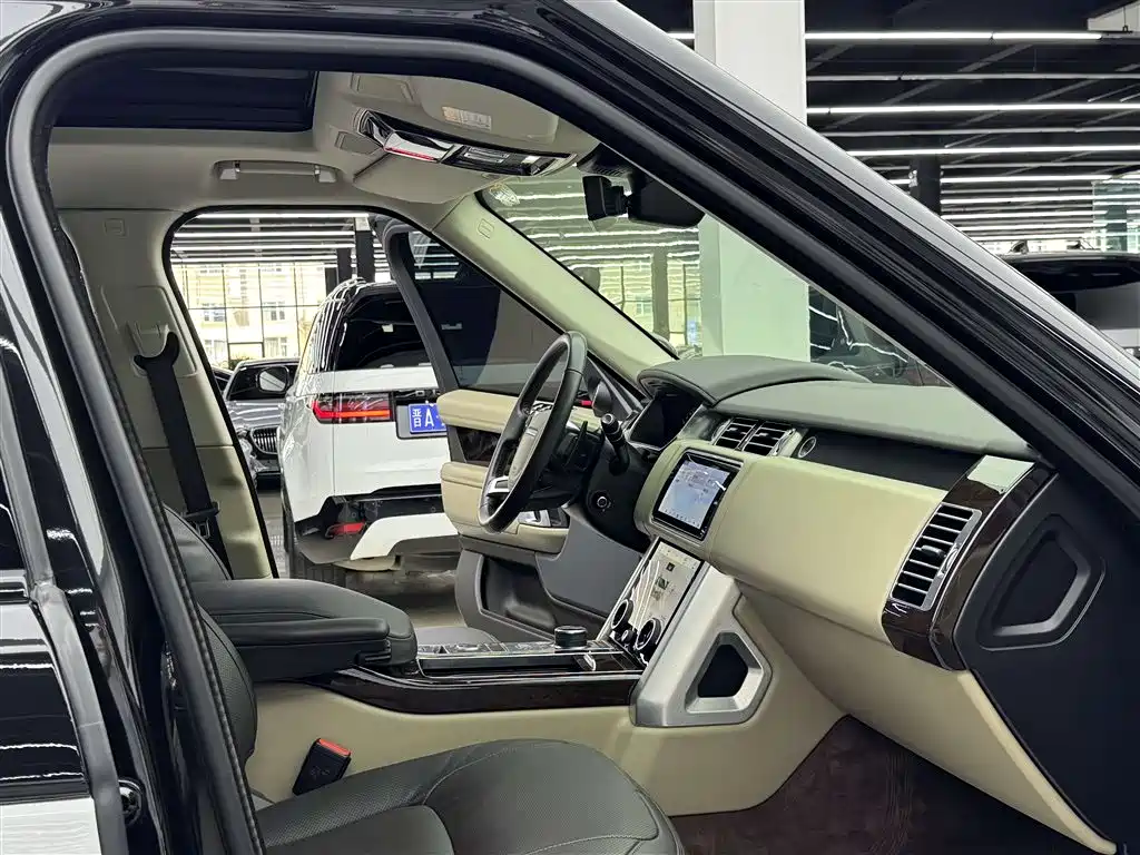 Land Rover Range Rover 2022 3.0 L6 400PS Heritage Extended Classic Edition фото 5