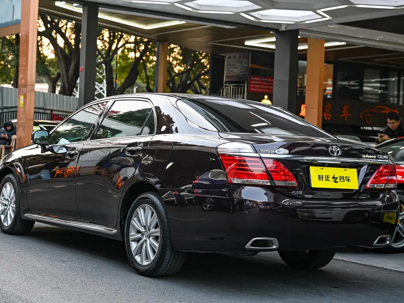Toyota Crown 2012 2.5L Royal Leather Edition фото 3