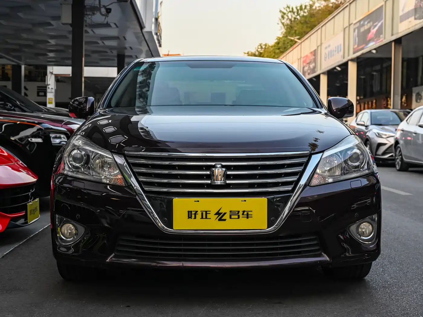 Toyota Crown 2012 2.5L Royal Leather Edition фото 2