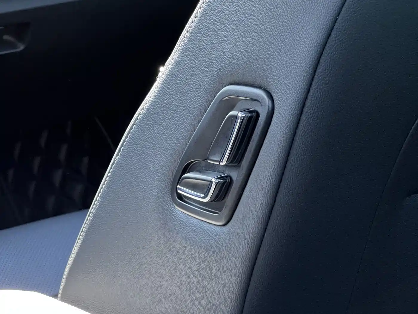 Volkswagen Passat 2022 330TSI Starlight Luxury Edition фото 17
