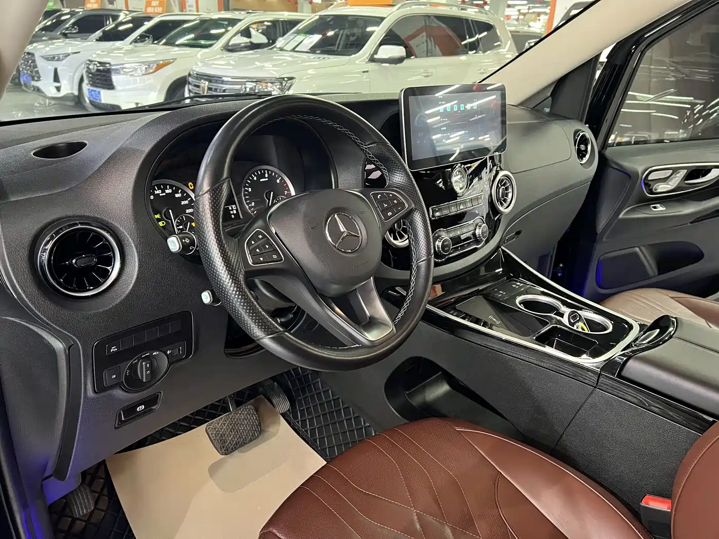 Mercedes-Benz Vito 2023 2.0T Business 7-Seater фото 7