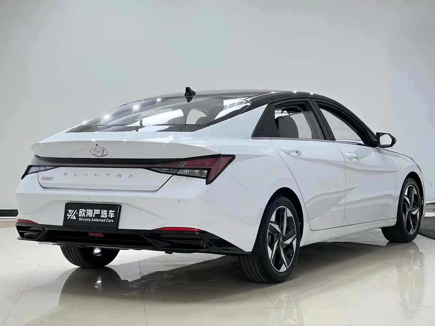 Hyundai Elantra 2022 1.5L CVT LUX Premium Edition фото 4