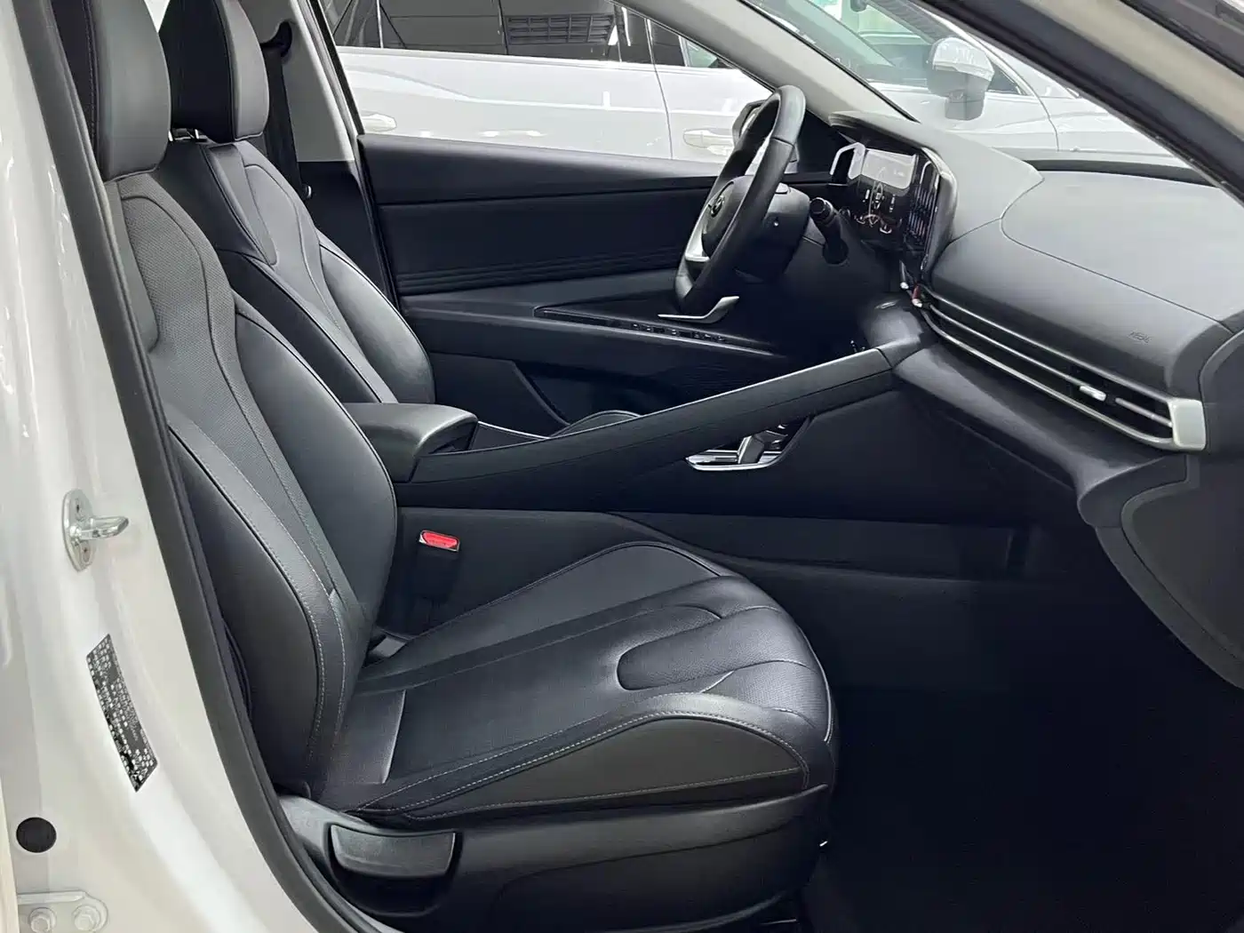 Hyundai Elantra 2022 1.5L CVT LUX Premium Edition фото 17