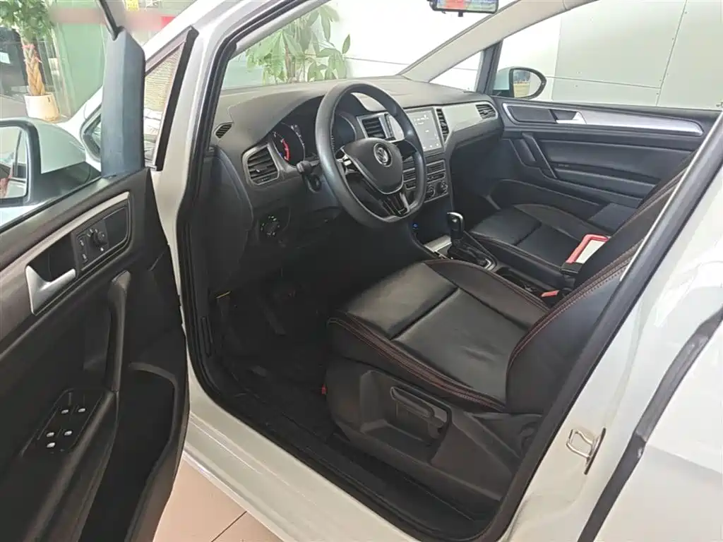 Volkswagen Golf Sportsvan 2016 1.6L Automatic Comfort фото 16
