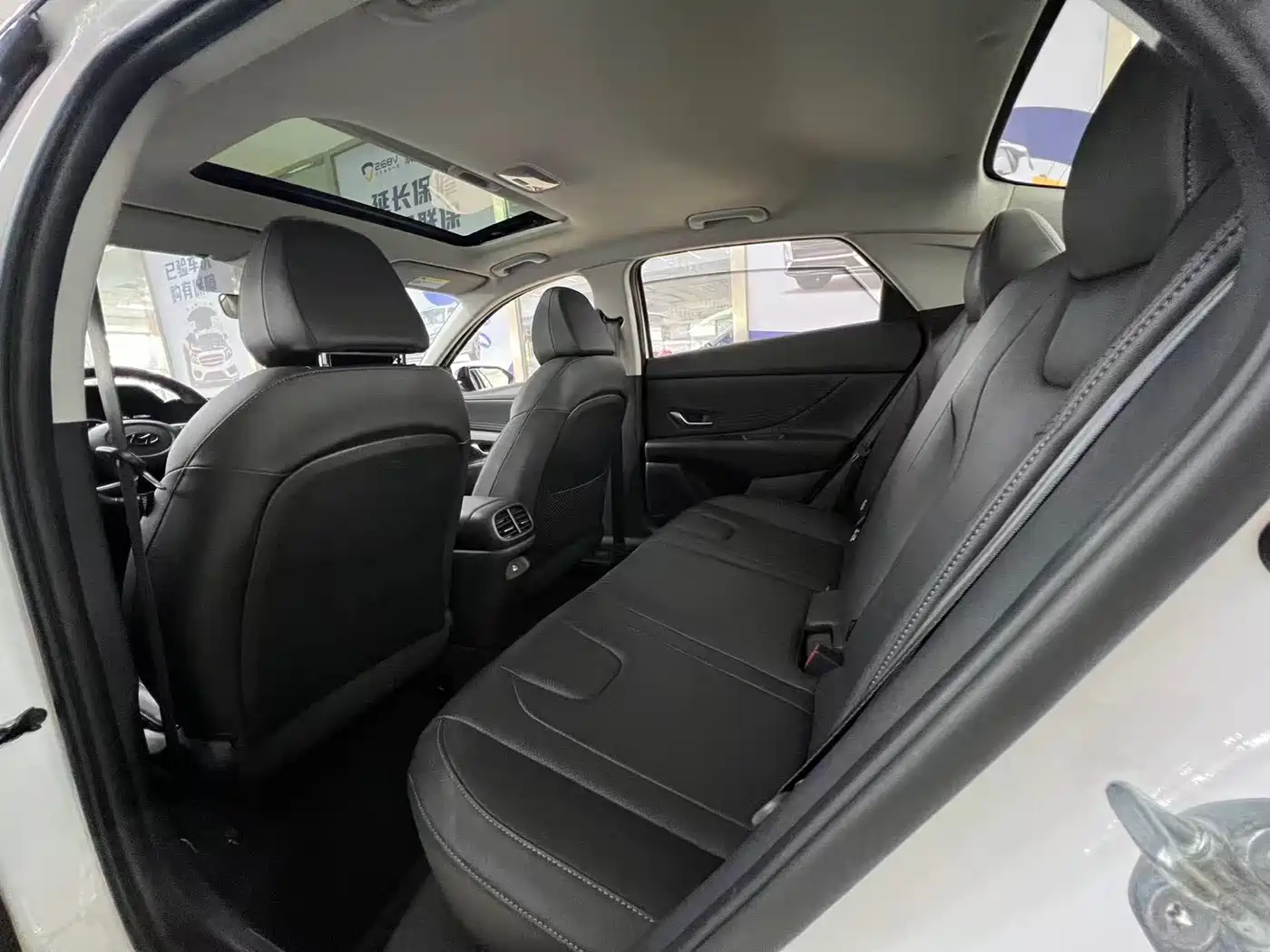 Hyundai Elantra 2022 1.5L CVT LUX Premium Edition фото 7
