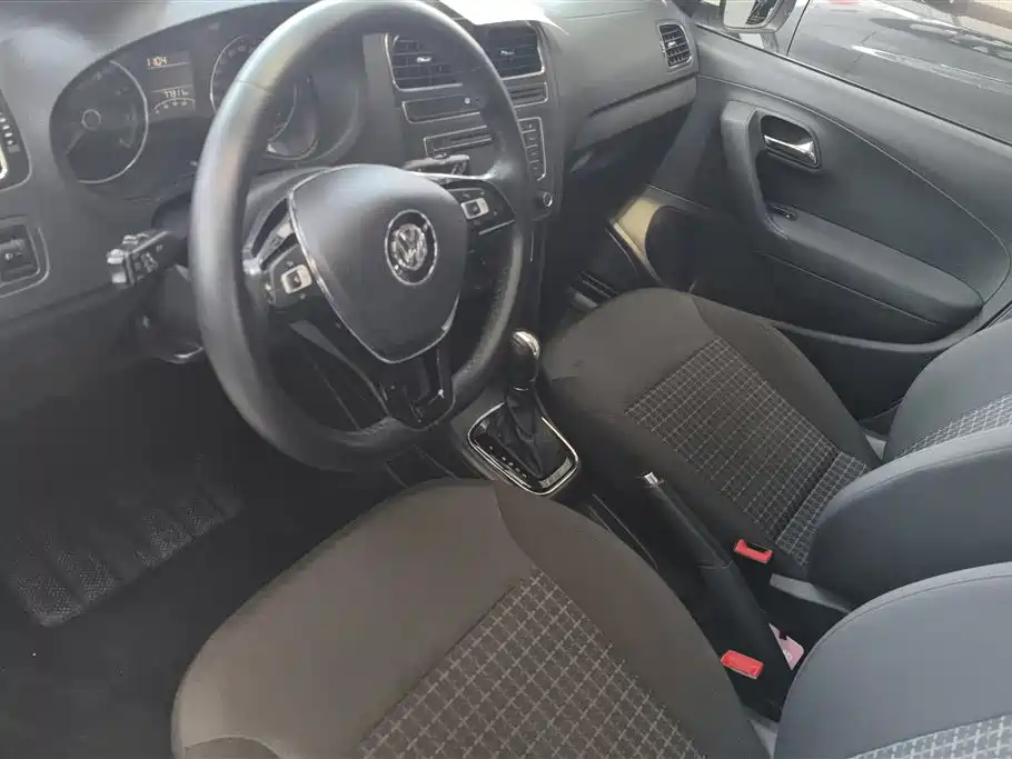 Volkswagen Polo 2016 1.6L Automatic Comfort фото 9