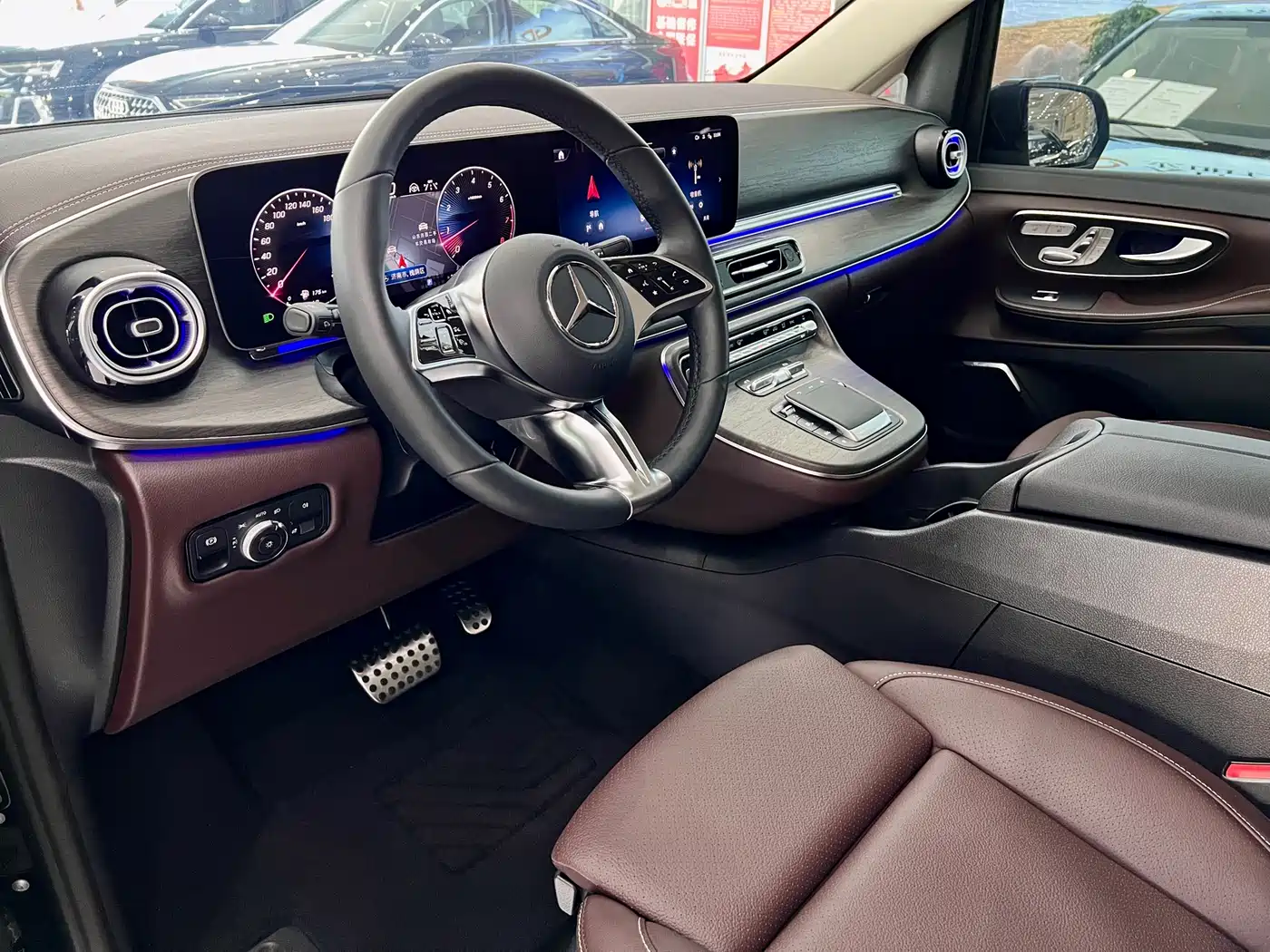 Mercedes-Benz V-Class 2024 V 300 L Long Wheelbase Premium фото 7