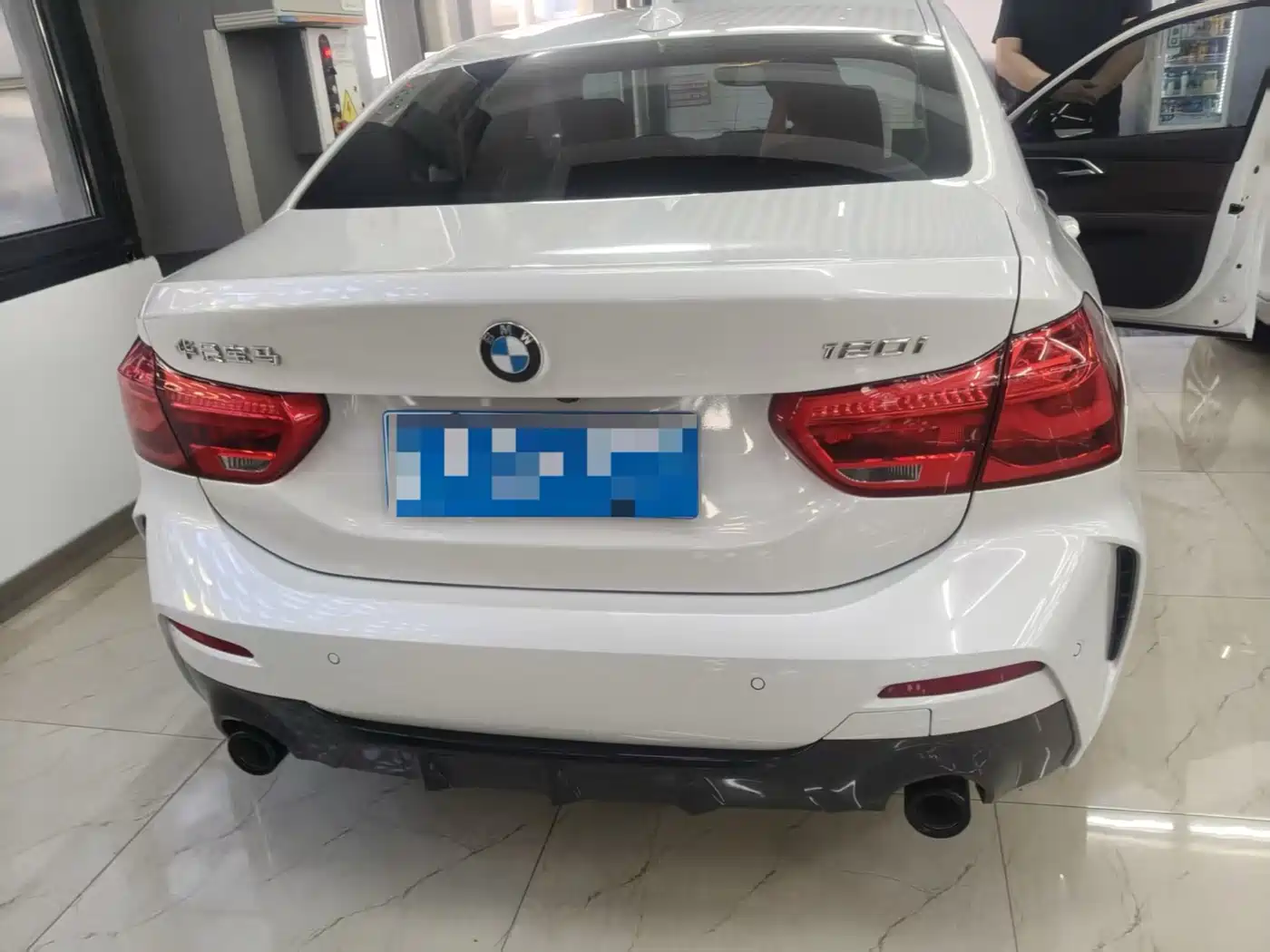 BMW 1 Series 2022 120i M Sport Shadow Edition фото 11