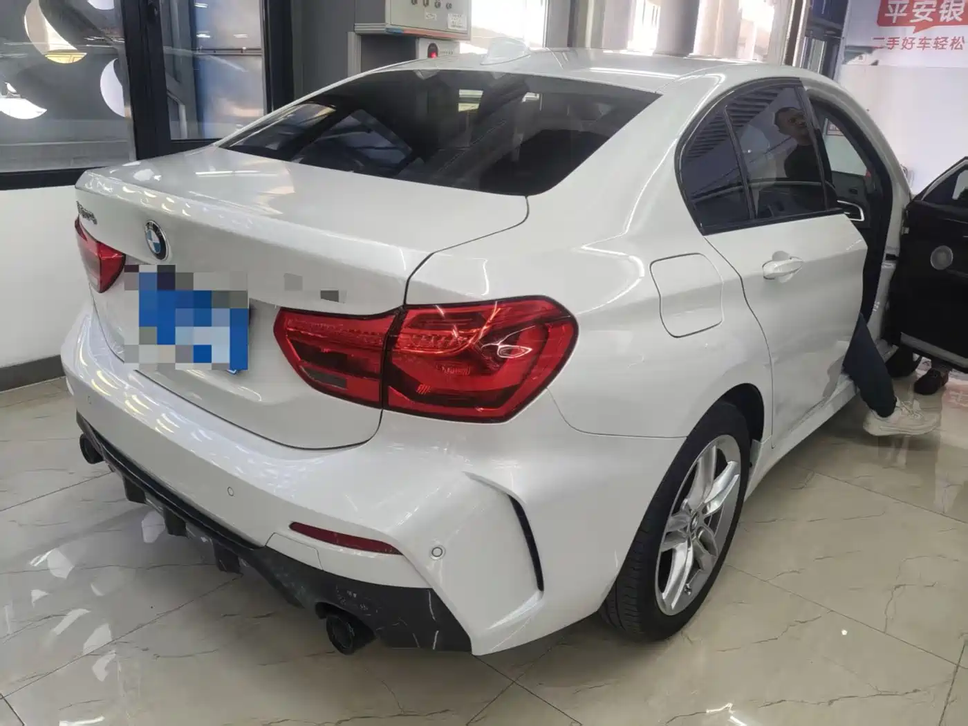 BMW 1 Series 2022 120i M Sport Shadow Edition фото 9