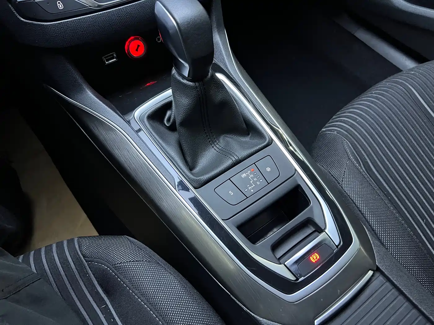 Peugeot 408 2014 1.8L Automatic Luxury Edition фото 7