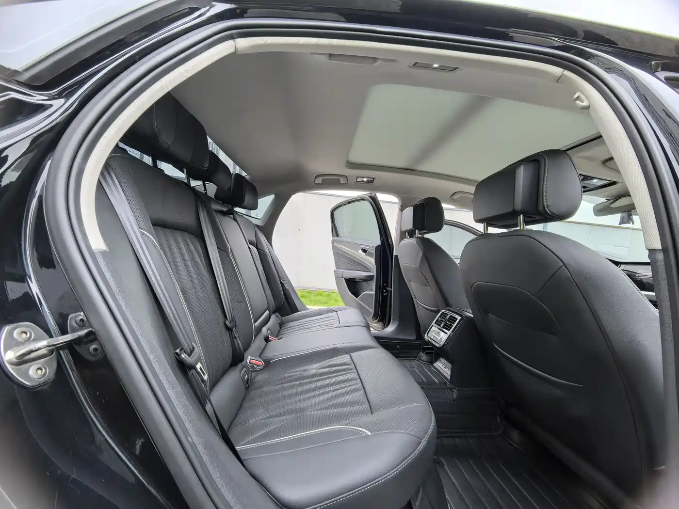 Volkswagen Passat 2023 330TSI Starlight Premium Edition фото 8