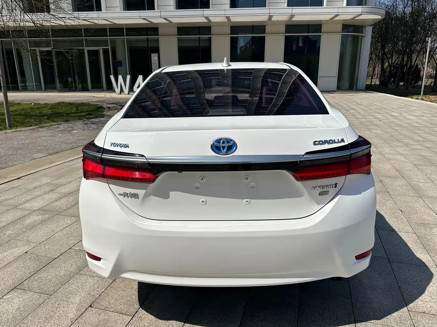 Toyota Corolla 2016 Hybrid 1.8L E-CVT Luxury Edition фото 5