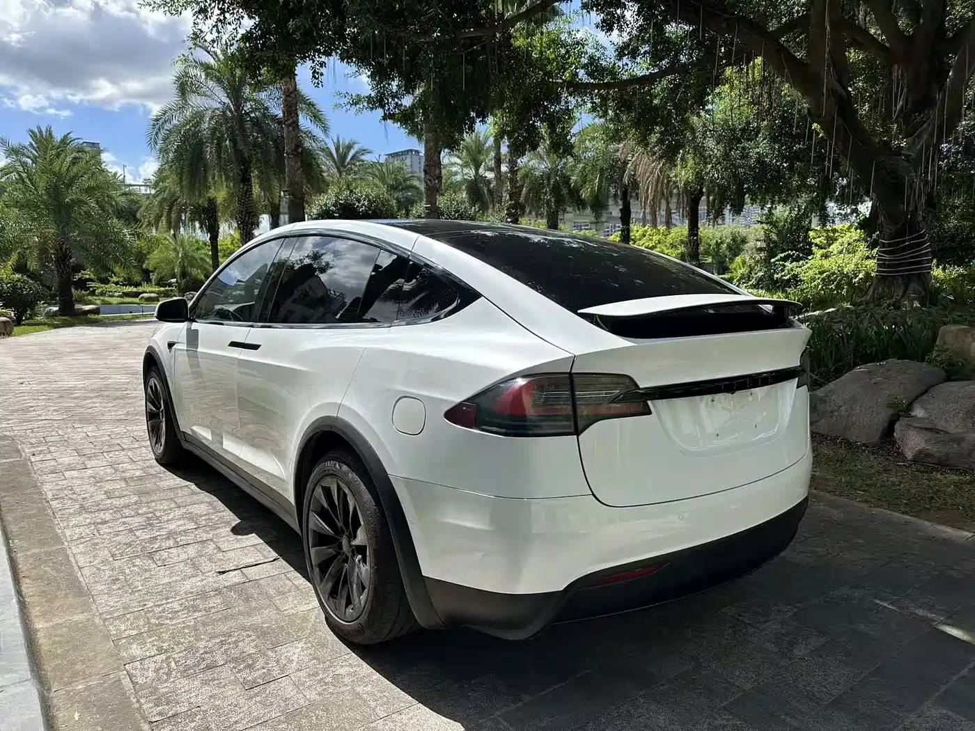 TESLA MODEL X