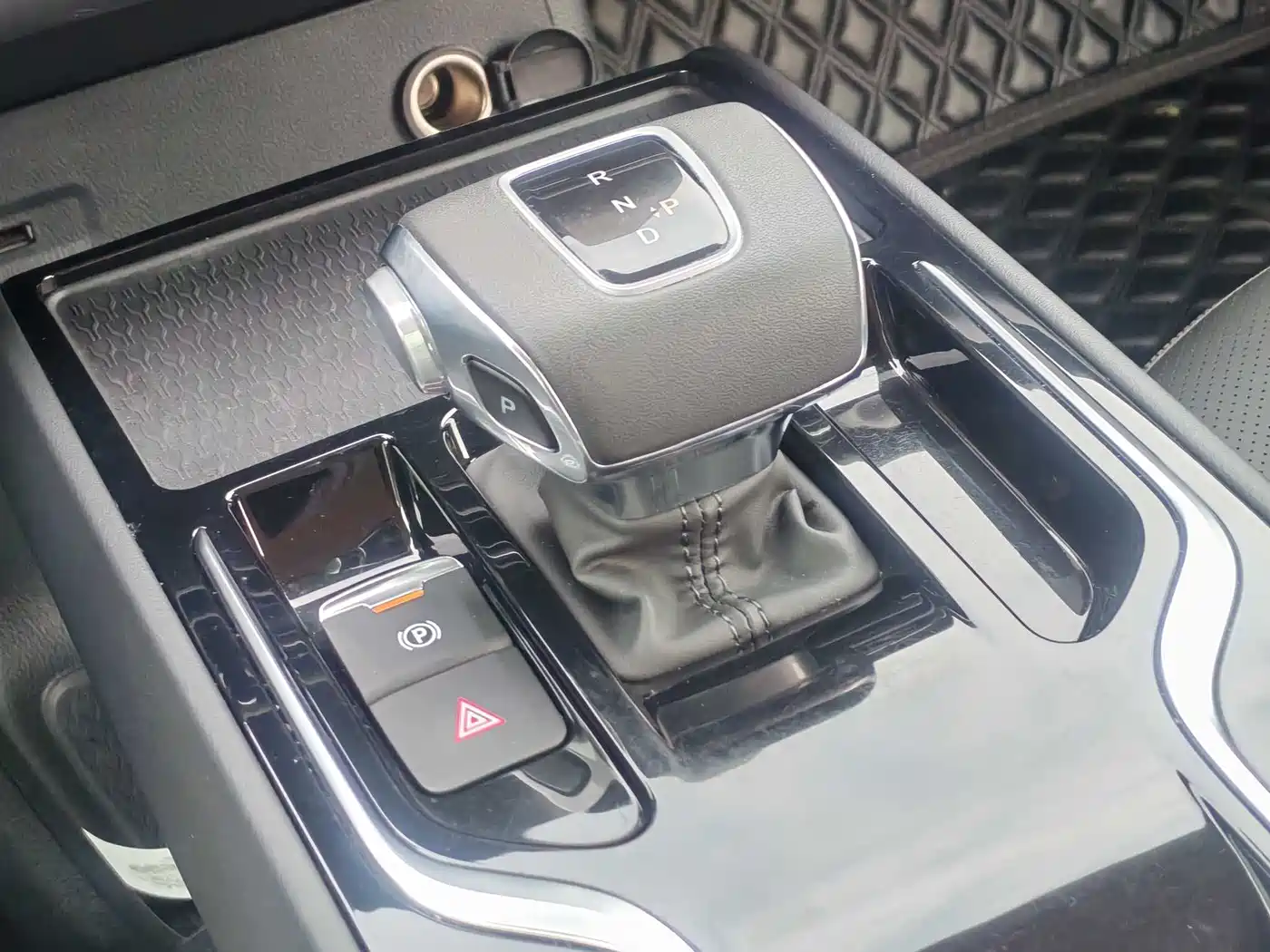 Hongqi E-QM5 2023 Facelift Basic Travel Edition фото 8