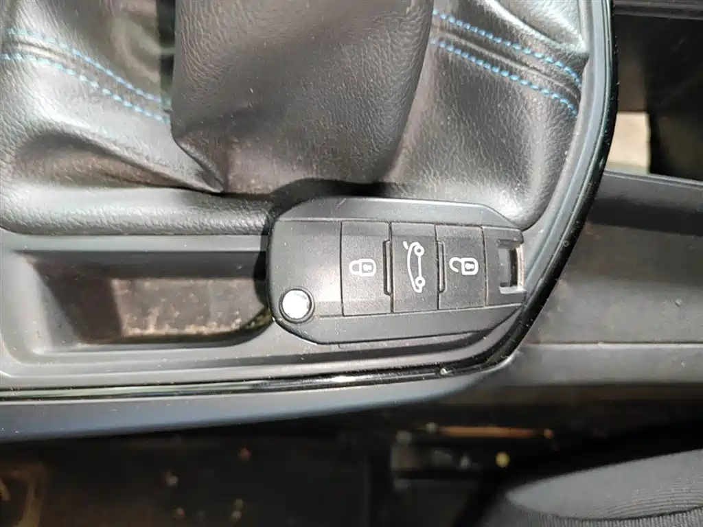 Peugeot 308 2016 1.6L Manual Fashion фото 9