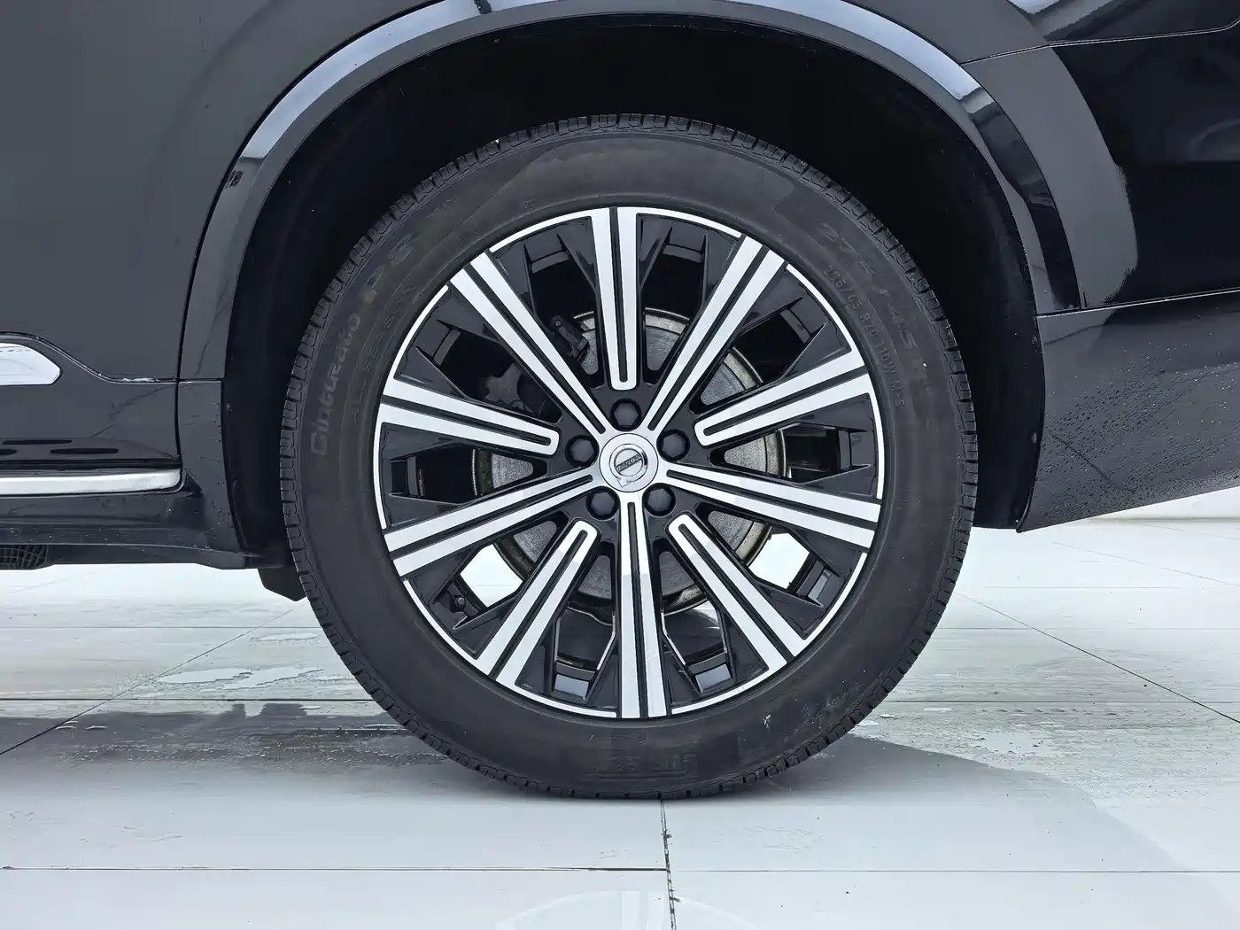 Фото 25 - Volvo XC90