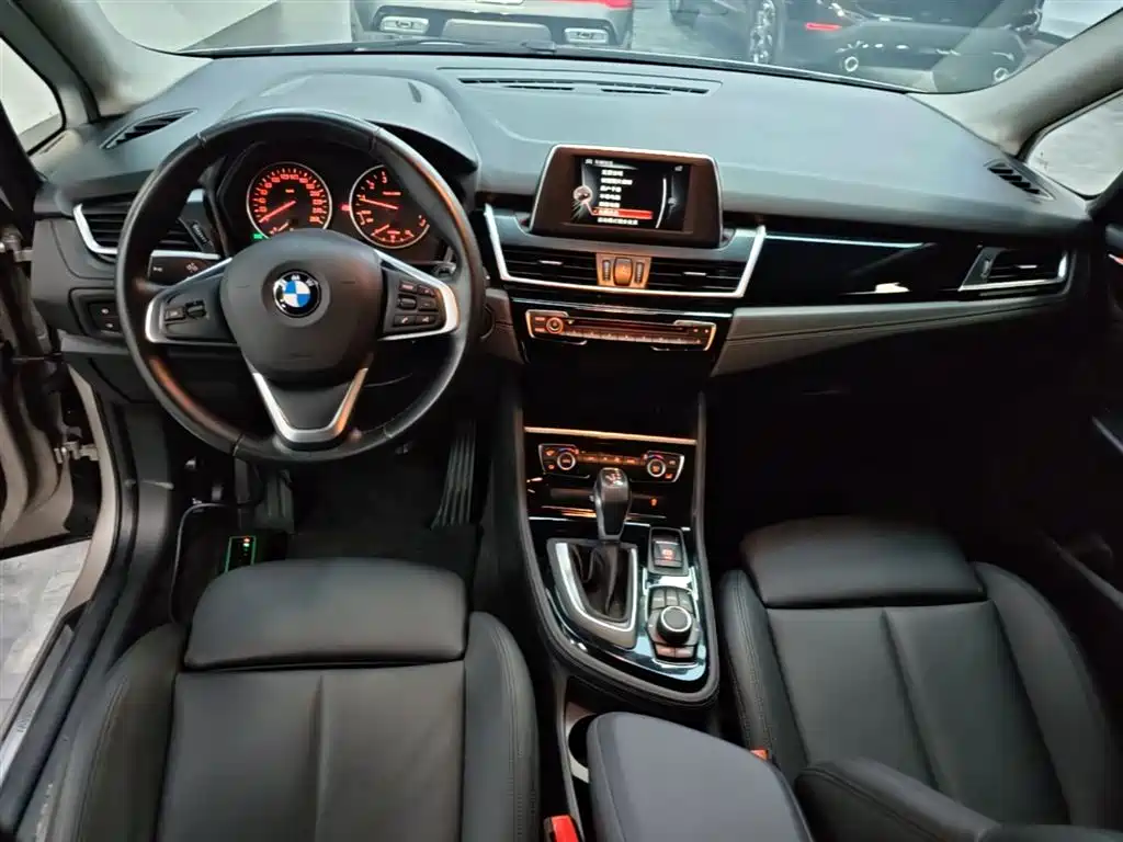 BMW 2 Series Touring 2016 218i Sport Design Package фото 10