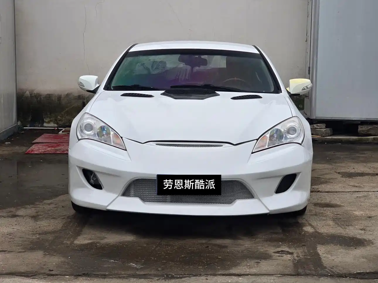 Photo 2 - Hyundai Genesis Coupe