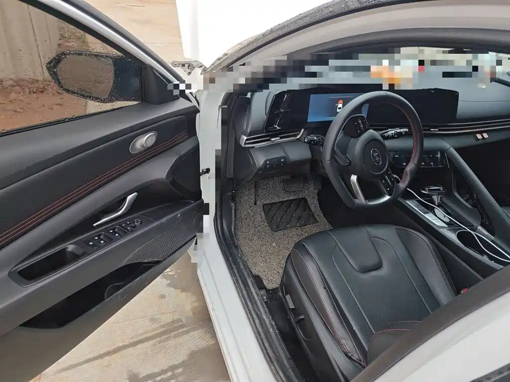 Hyundai Elantra 2022 1.5L CVT LUX Premium Edition фото 14
