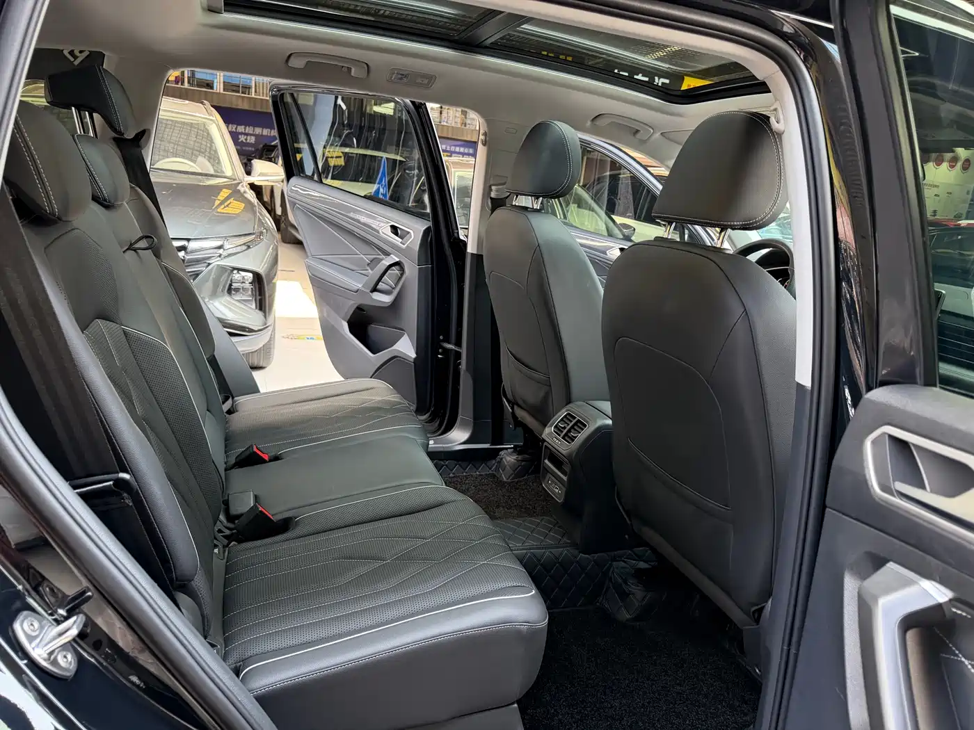 Volkswagen Tiguan L 2024 330TSI Automatic 2WD R-Line Premium Enjoyment Edition фото 19