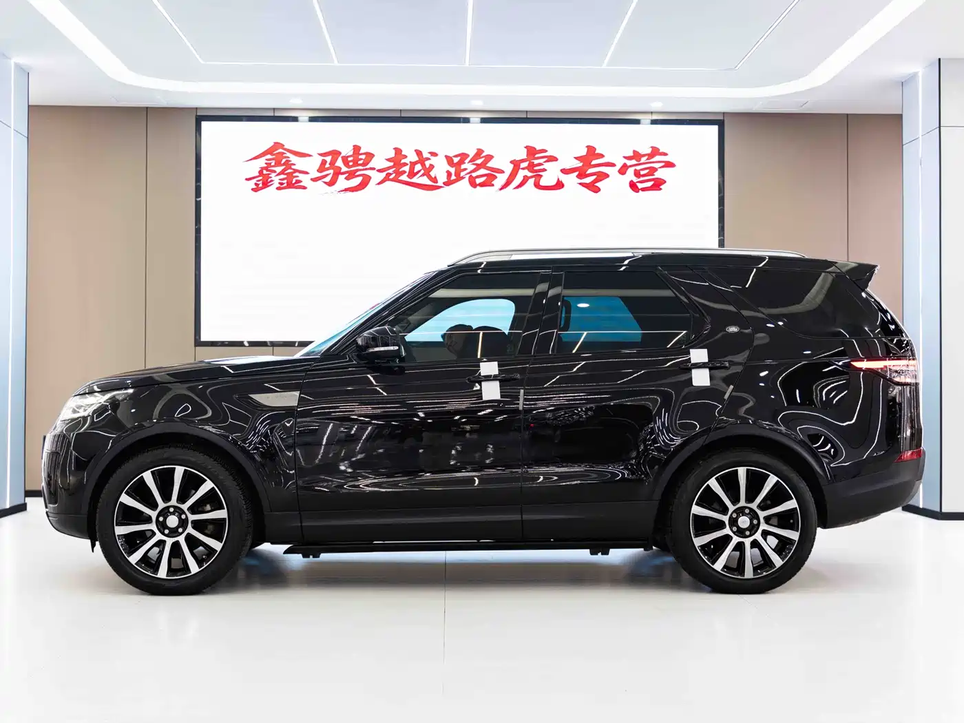 Land Rover Discovery 2018 2.0T SE фото 3