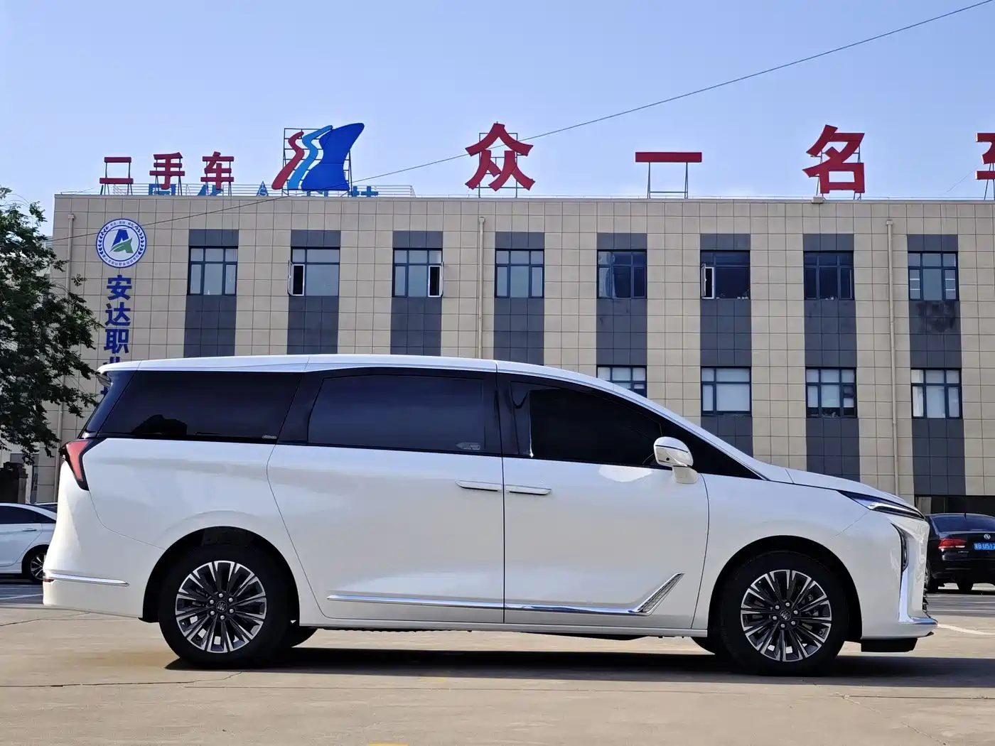 Buick GL8 2025 Land Honor Premium Edition фото 4