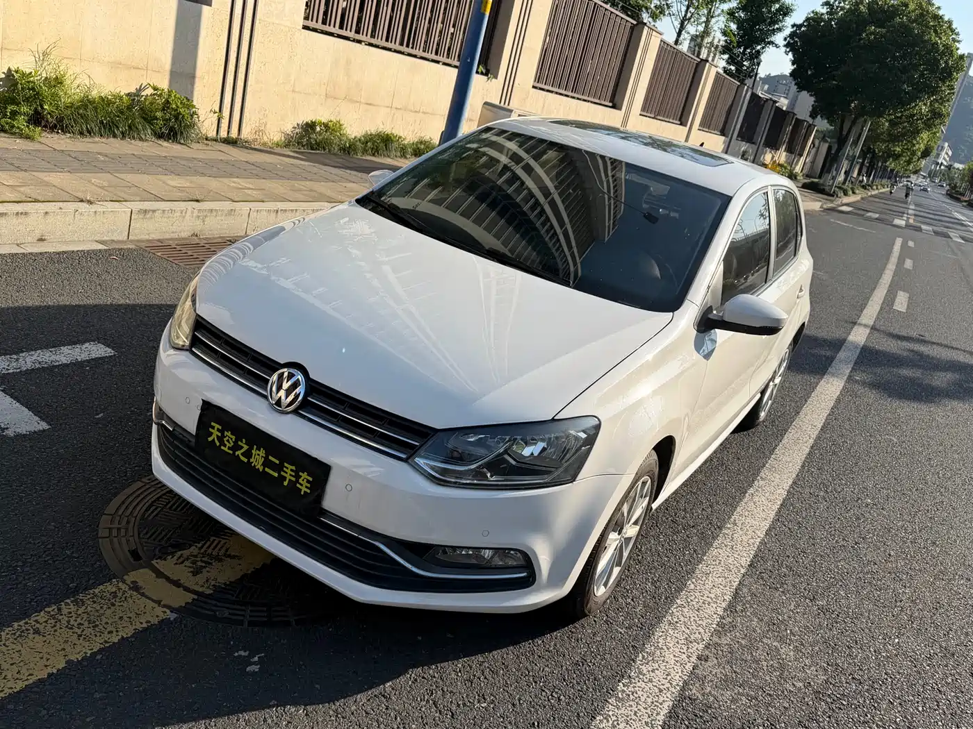 Volkswagen Polo 2014 1.6L Automatic Luxury Edition фото 2
