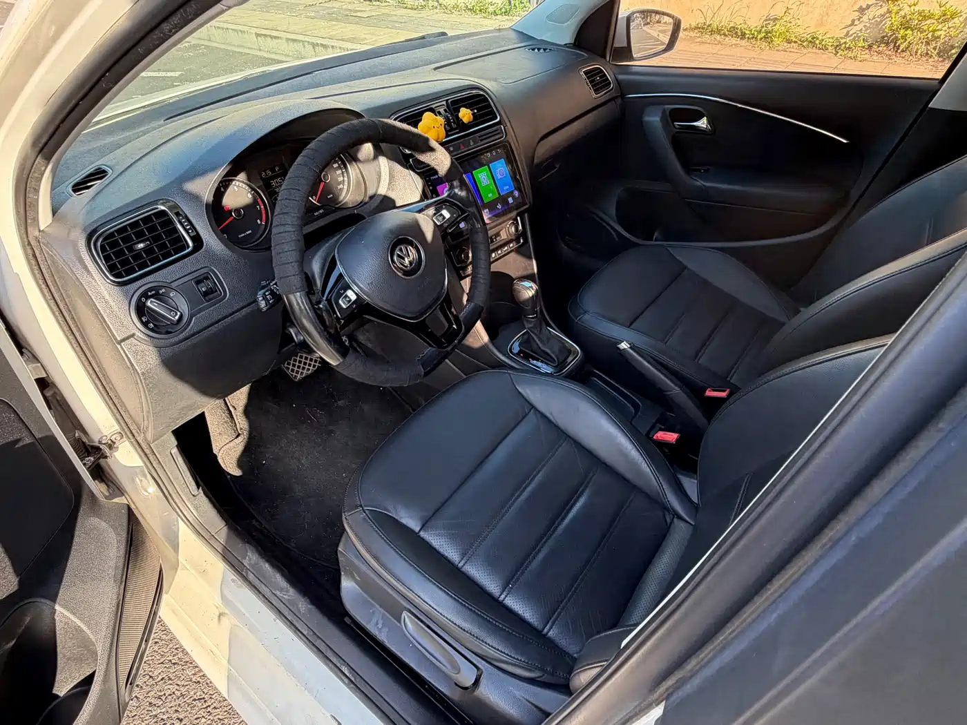 Volkswagen Polo 2014 1.6L Automatic Luxury Edition фото 15