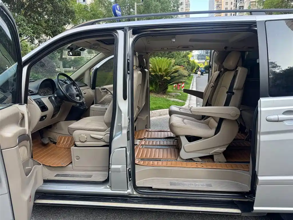 Mercedes-Benz Viano 2011 2.5L Luxury Edition фото 10