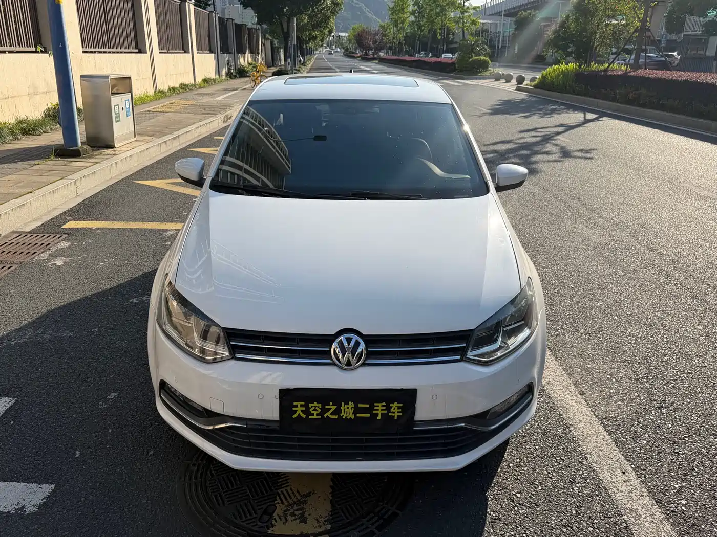 Volkswagen Polo 2014 1.6L Automatic Luxury Edition фото 6